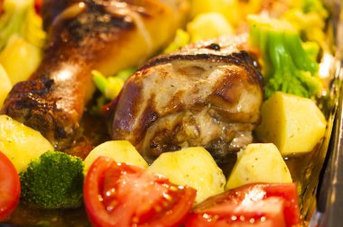 Sebzeli tavuk budu ve altın kabuklu baharatlar ve sebzeli.