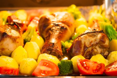 Sebzeli tavuk budu ve altın kabuklu baharatlar ve sebzeli.