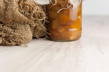 Cam kavanozlarda elma reçeli. Ev yemeği konservesi. Ev yapımı ikram.