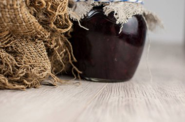 Cam kavanozlarda elma reçeli. Ev yemeği konservesi. Ev yapımı ikram.