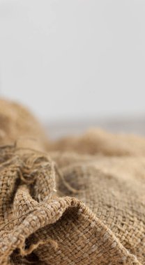 Eski çuval bezi desenli ahşap masa.