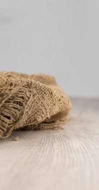 Eski çuval bezi desenli ahşap masa.