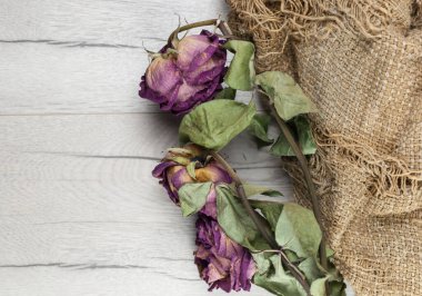 Soyut gül buketi, ahşap masa üzerinde eski çuval desenli kurutulmuş çiçek buketi.