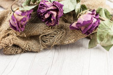 Soyut gül buketi, ahşap masa üzerinde eski çuval desenli kurutulmuş çiçek buketi.