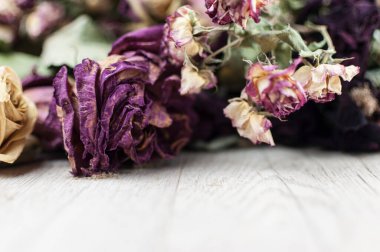 Soyut gül buketi, ahşap masa üzerinde eski çuval desenli kurutulmuş çiçek buketi.