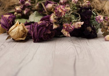 Soyut gül buketi, ahşap masa üzerinde eski çuval desenli kurutulmuş çiçek buketi.