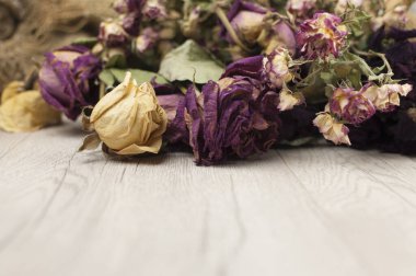 Soyut gül buketi, ahşap masa üzerinde eski çuval desenli kurutulmuş çiçek buketi.