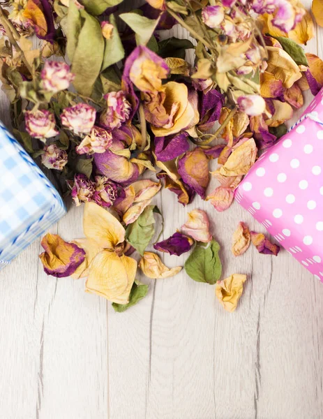 buket kurumuş güller hediye paketi ile ahşap arka planda kopya alanı ile