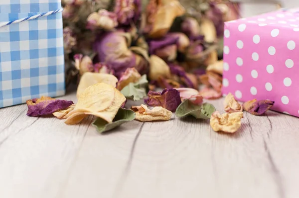 Buquê Rosas Secas Com Caixa Presente Sobre Fundo Madeira Com — Fotografia de Stock