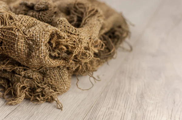 Houten Tafel Met Oude Gescheurde Jute Tafelkleed Textuur — Stockfoto