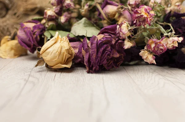 Soyut gül buketi, ahşap masa üzerinde eski çuval desenli kurutulmuş çiçek buketi.