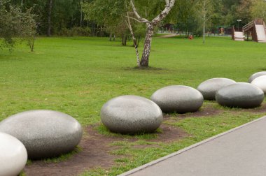 Dekoratif taş ve gerçek yeşil çimen arka plan