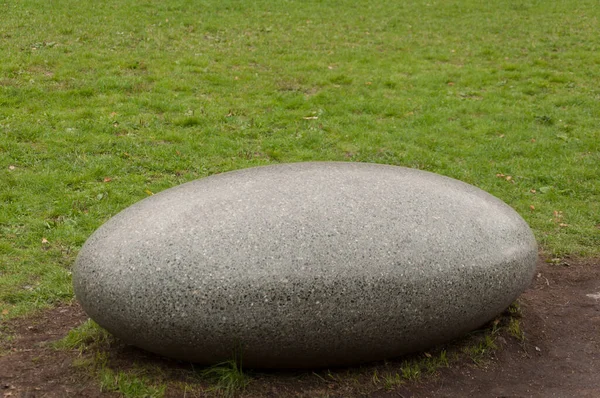 Dekoracyjny Kamień Prawdziwe Zielone Tło Trawy — Zdjęcie stockowe