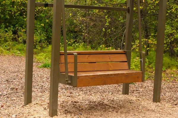 Een Houten Bankje Onder Oranje Gele Bomen — Stockfoto