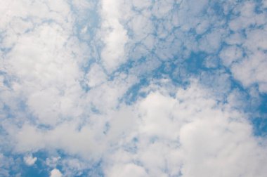 Sonbahar gökyüzünün arka planında bulutlar