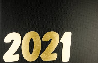 Mutlu yıllar 2021 kutlamaları. Koyu karbon zemin üzerinde 2021 numara. Noel veya Yeni Yıl için Kartpostallar.
