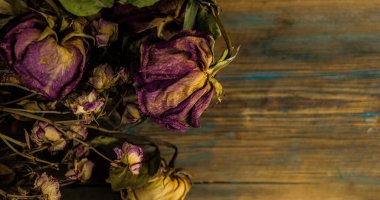 Sınır olarak eski ahşap zemin üzerinde pembe kurumuş güller yığını.