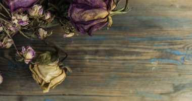 Sınır olarak eski ahşap zemin üzerinde pembe kurumuş güller yığını.