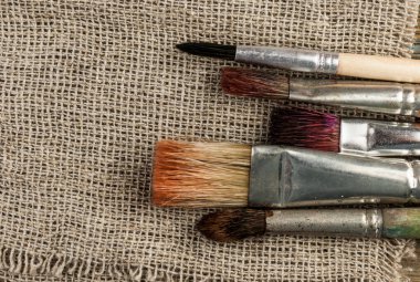 Çarşaf arkaplanındaki eski fırçalar