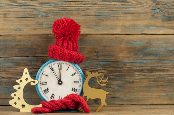 老式全天候警钟 针织羊毛 红帽子和围巾 木制背景 冬季时间的概念 舒适而温暖 案文的篇幅 — 图库照片