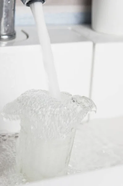 Wasser Ein Glas Gießen — Stockfoto