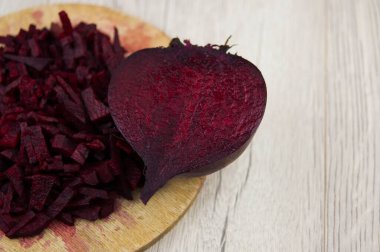 Pancar kırmızısı, kesme tahtasındaki şeritler şeklinde kesilmiş.