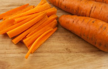 Kesme tahtasında çiğ havuç dilimleri.