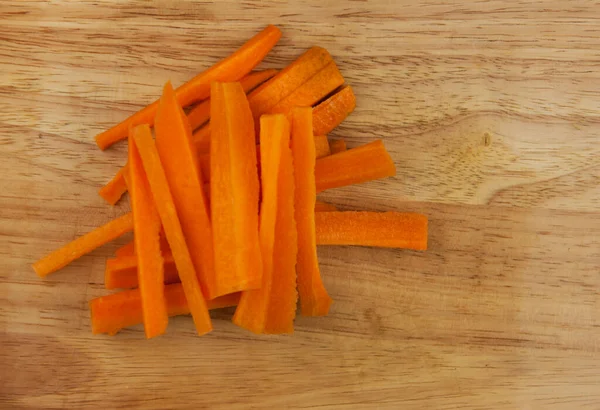 Морковь Сырой Разрезанной Полоски Разделочной Доске — стоковое фото