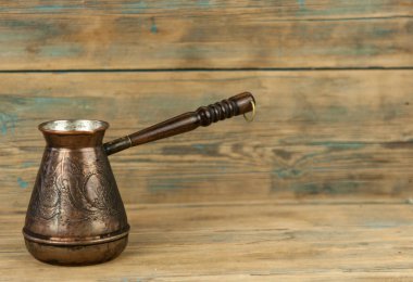 Ahşap duvar arkasında kahve.