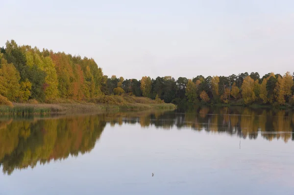 Gün Batımı Işınlarıyla Göl Sonbahar Manzarası — Stok fotoğraf