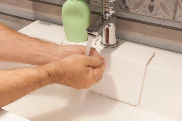 Homme Laver Les Mains Savonneuses Dans Salle Bain — Photo