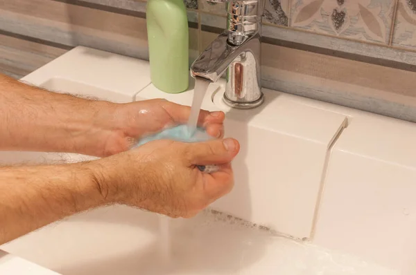 Mann Wäscht Seifige Hände Badezimmer — Stockfoto