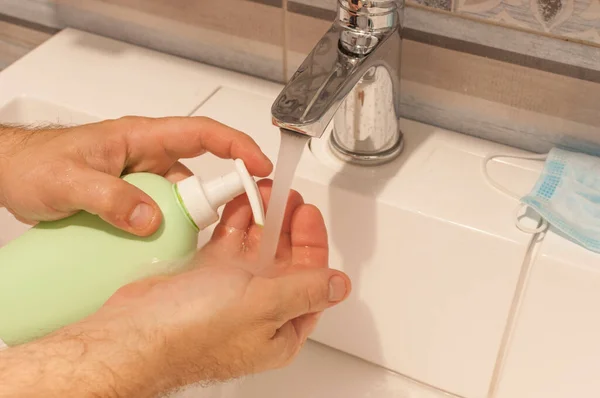 Hombre Lavándose Las Manos Jabonosas Baño —  Fotos de Stock