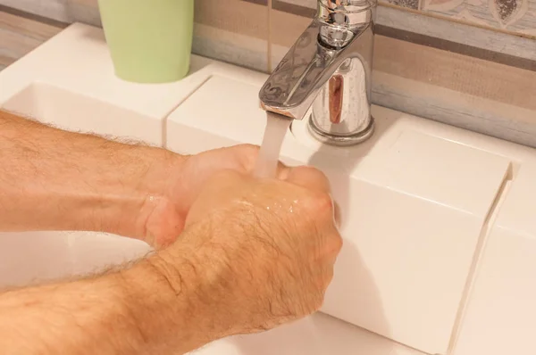 Hombre Lavándose Las Manos Jabonosas Baño —  Fotos de Stock