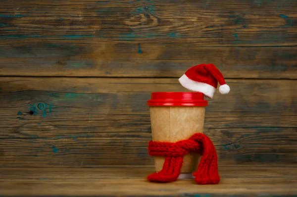 段ボールホルダー ニットおもちゃ赤い帽子とスカーフ クリスマスの飲料コーヒーやお茶のための使い捨てカップ — ストック写真