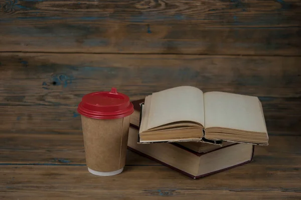 Libros Taza Desechable Superficie Madera — Foto de Stock