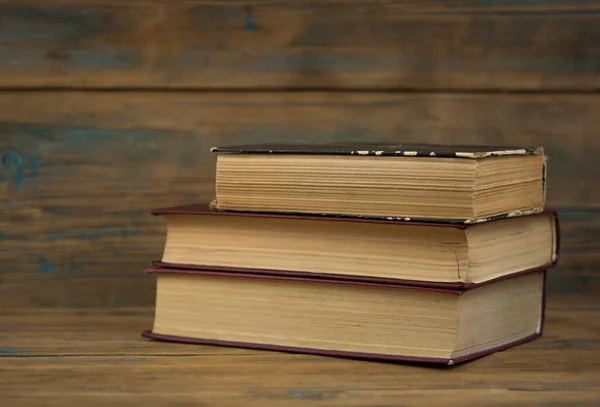 Alte Bücher Auf Einem Holzregal Stapeln — Stockfoto