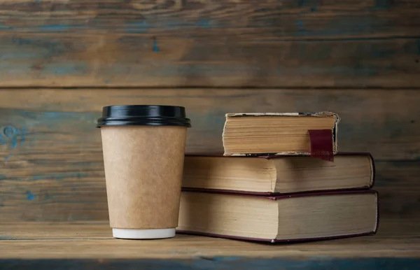 Libros Taza Desechable Superficie Madera — Foto de Stock