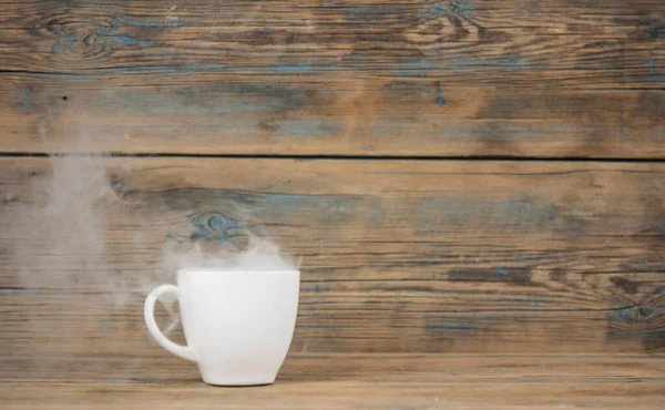 Heißer Kaffee Und Rauch Auf Dunklem Holzgrund — Stockfoto