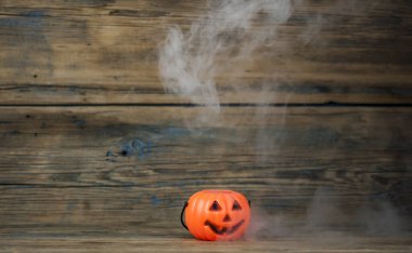 Korkunç Cadılar Bayramı balkabağı dumanlı. Balkabağı feneri. Azizler Günü.