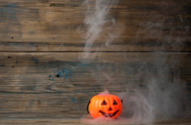 Korkunç Cadılar Bayramı balkabağı dumanlı. Balkabağı feneri. Azizler Günü.