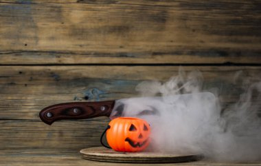 Korkunç Cadılar Bayramı balkabağı dumanlı. Balkabağı feneri. Azizler Günü.