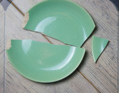 Kırık yeşil plaka gri arka planda