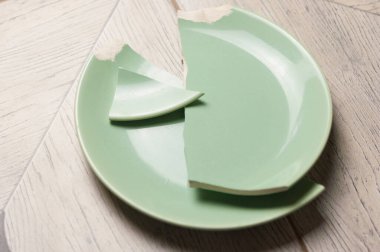 Kırık yeşil plaka gri arka planda