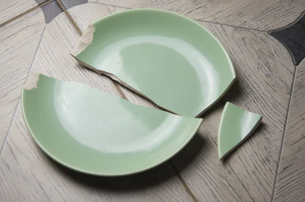 Broken Green Plate Gray Background — Stock Photo, Image