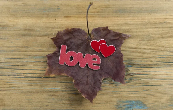 Die Inschrift Liebe Auf Herbstlichen Ahornblättern Herbstromantik — Stockfoto
