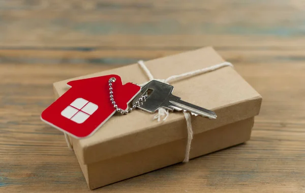 Keychain House Keys Gift Box Wooden Background Real Estate — Stock Photo, Image