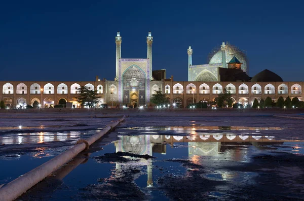 Die Beleuchtete Imam Moschee Und Ihre Spiegelung Auf Einer Wasserpfütze — Stockfoto