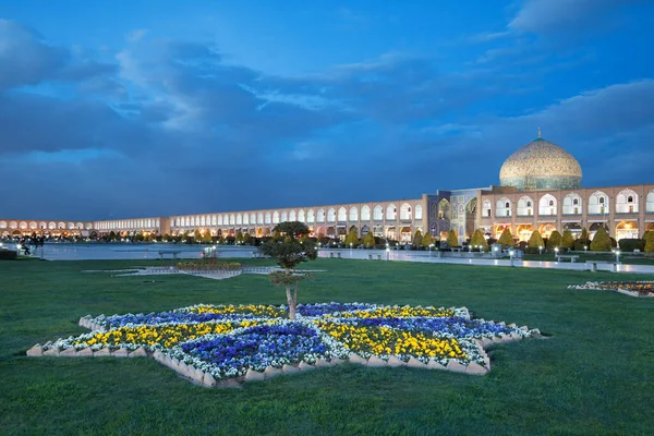 Upplyst Shejk Lotfollah Moskén Och Grönområden Naqshe Jahan Square Isfahan — Stockfoto