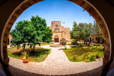 Saint Barnabas manastır avlusuna gelsinler. Mağusa Bölgesi, Kıbrıs.